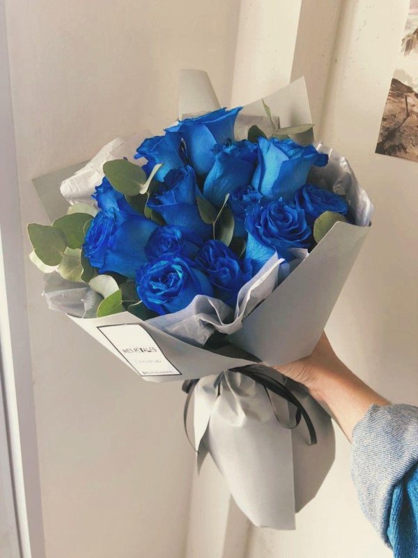букет в синей упаковке