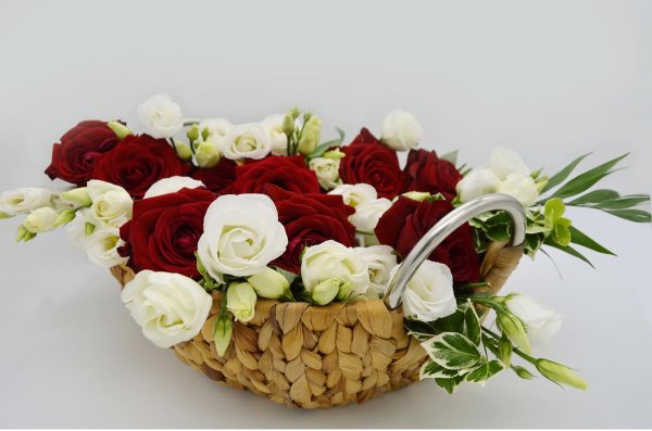 розы в корзине