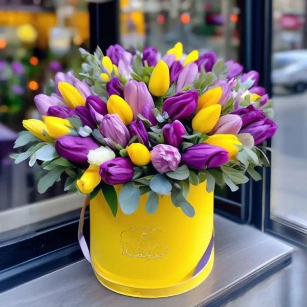 коробка с тюльпанами