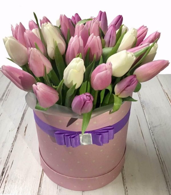 коробка с тюльпанами