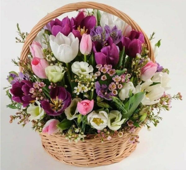 весенние цветы в корзине