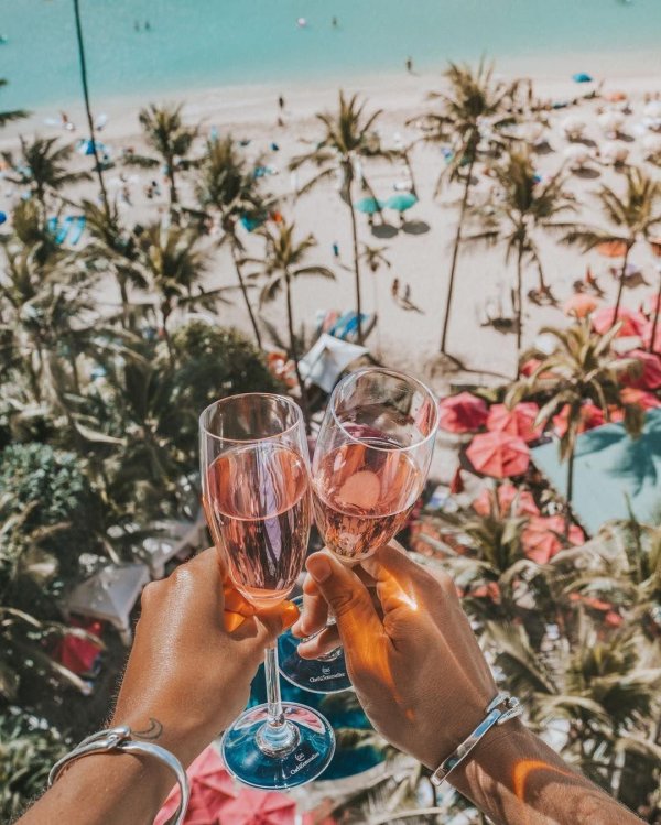 вино на берегу моря