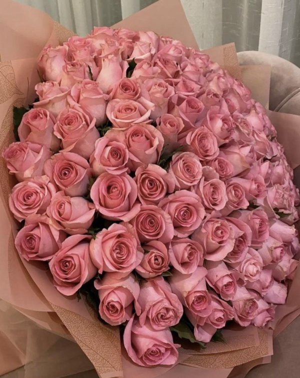 шикарный букет розовых роз