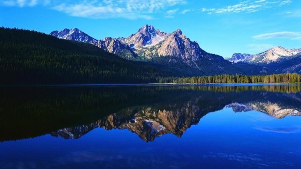 горы с озером