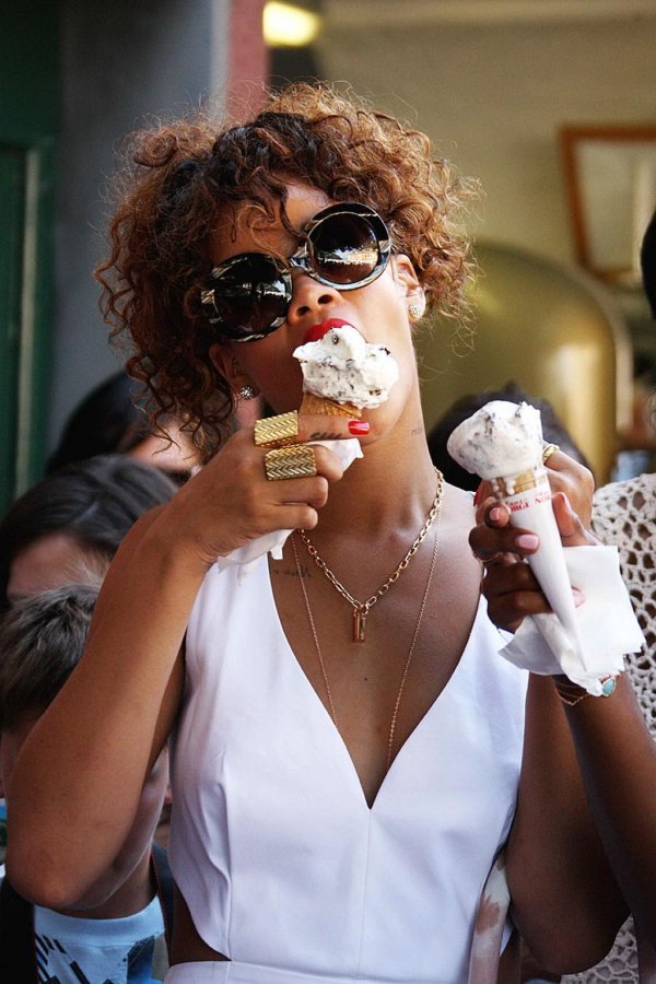 знаменитость ест мороженое