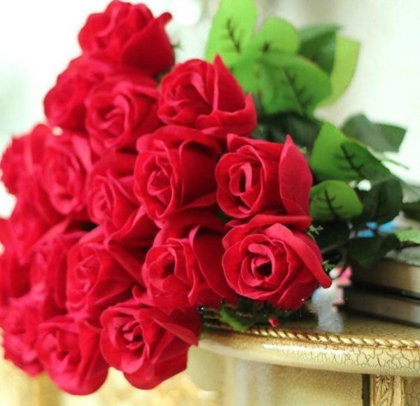 букет алых роз