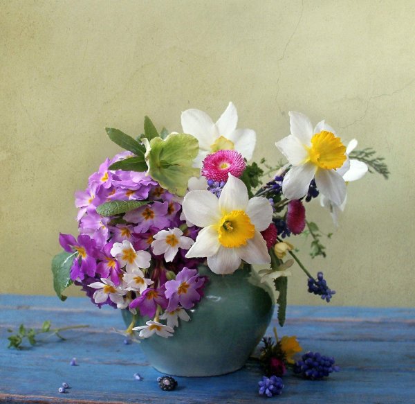 весенние цветы в вазе