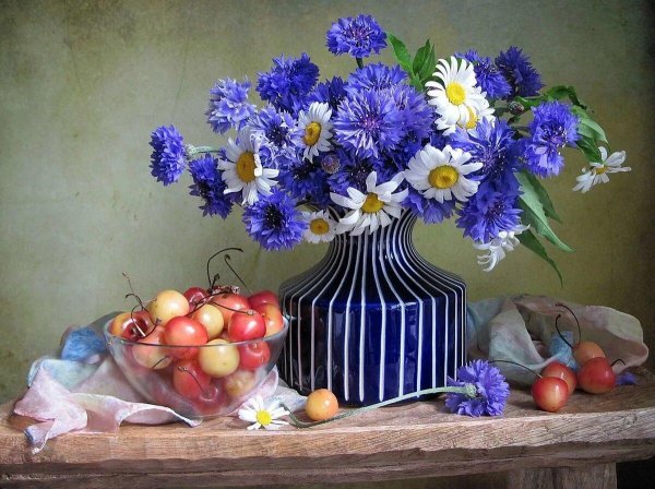 васильки в вазе