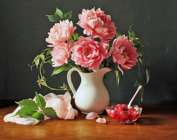 пионы в кувшине
