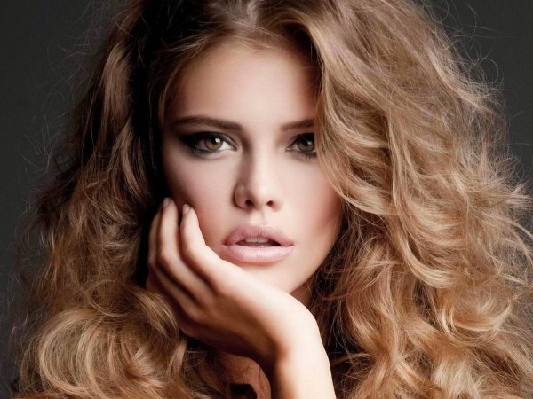 девушки с пышными волосами