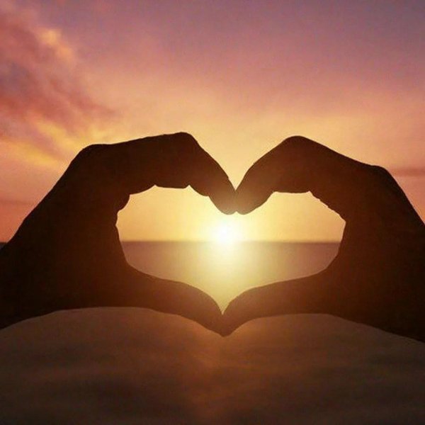 руками сердечко