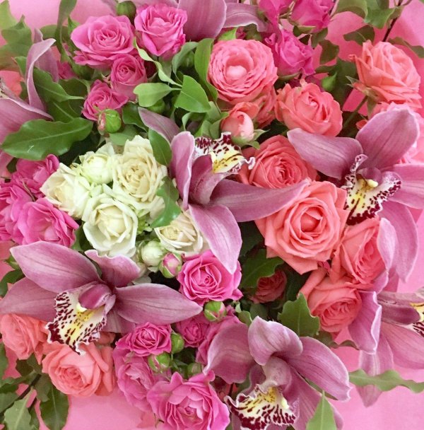 букеты орхидей и розы и альстромерии