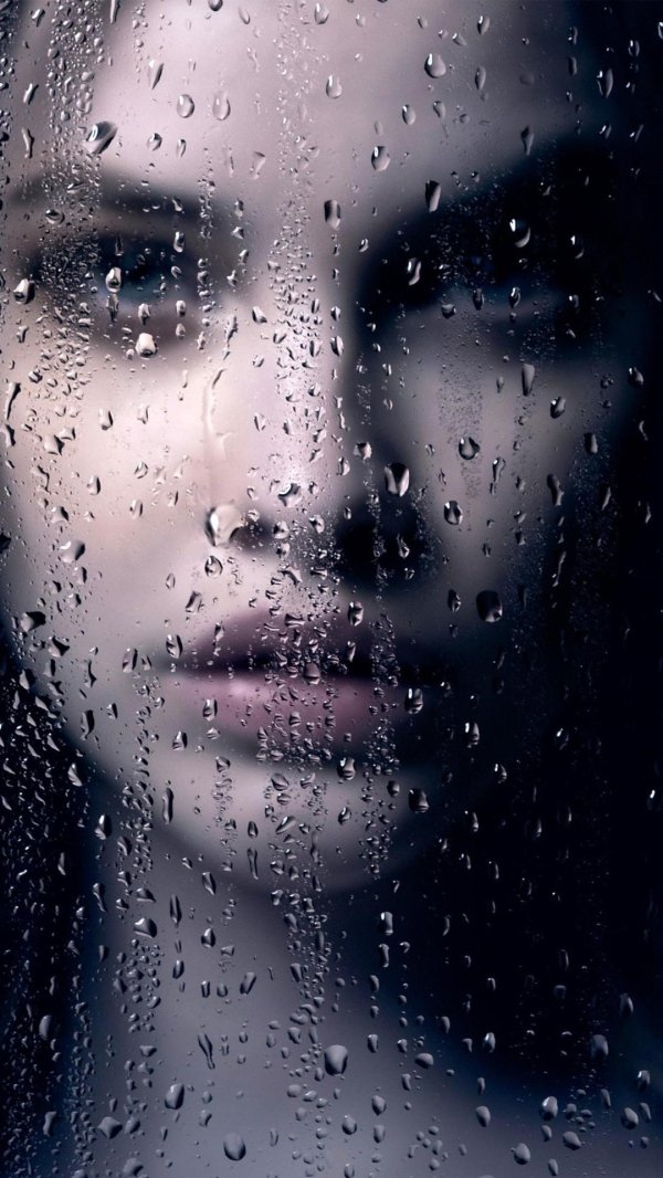 девушка за стеклом