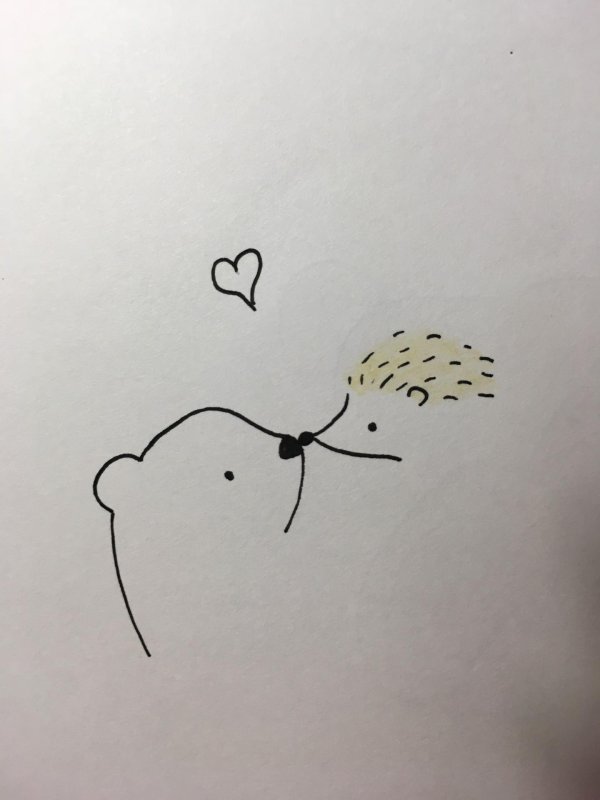 ёжик обнимает медвежонка