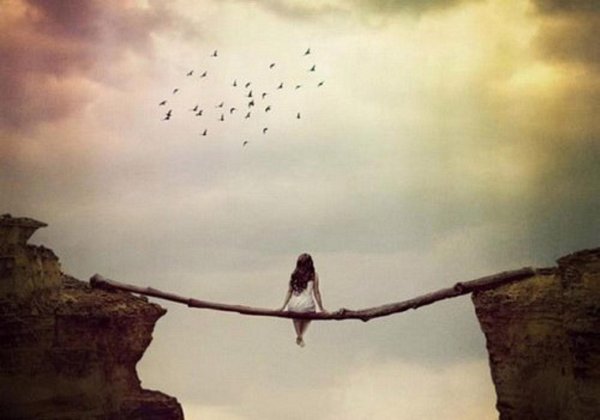 девушка на краю пропасти