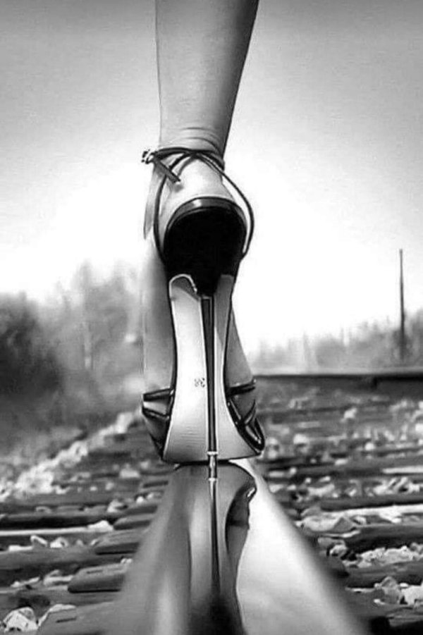 уходящая женщина