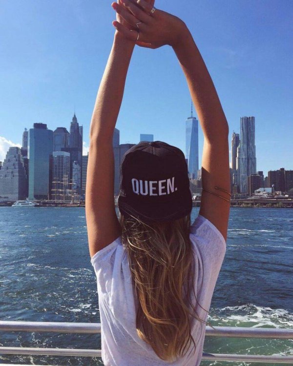 парень в кепке с девушкой