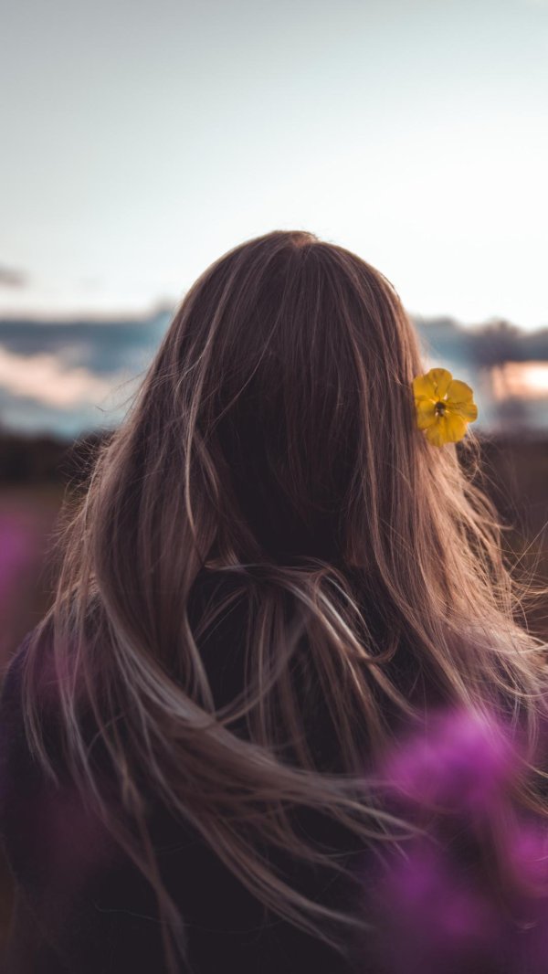 цветы в волосах