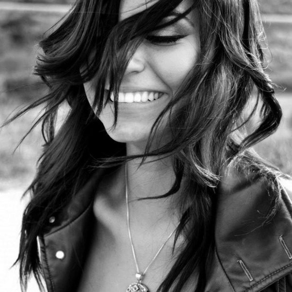 красивая брюнетка