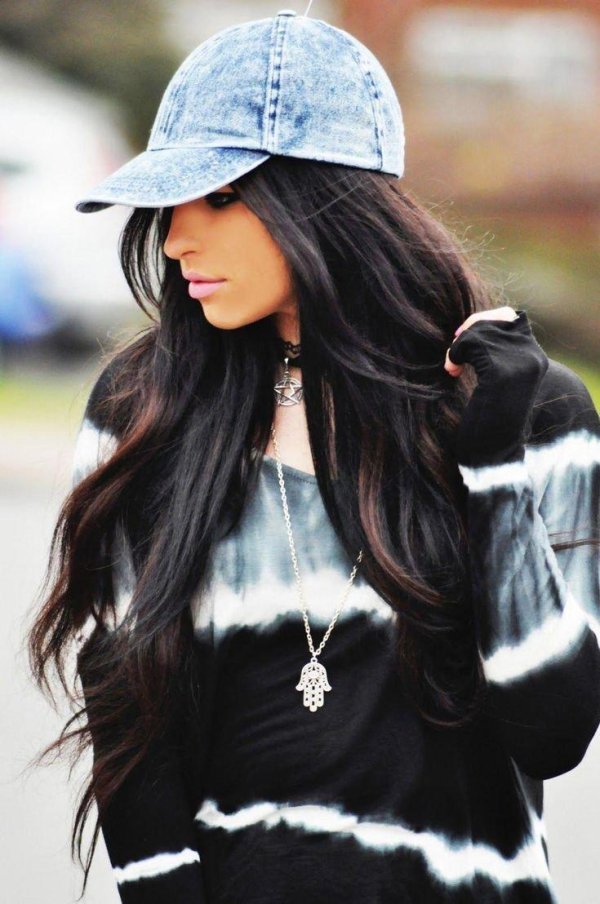 брюнетка красивая