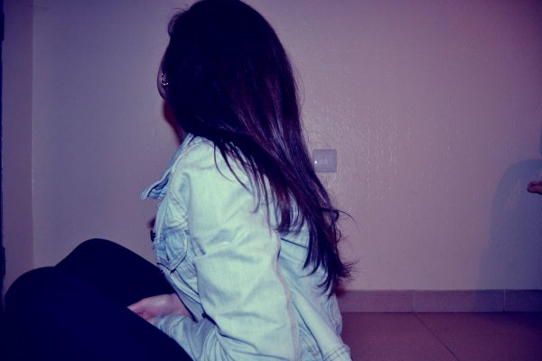 брюнетка без лица