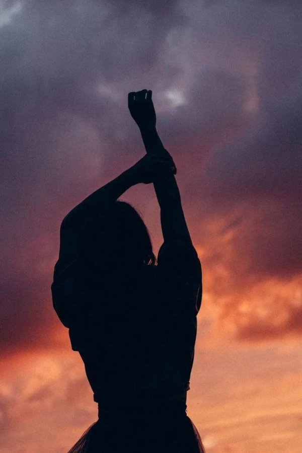 силуэт девушки на закате