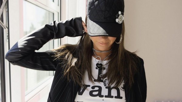 брюнетка в кепке