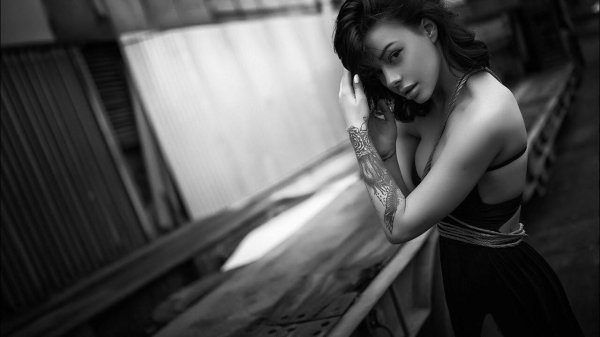 красивая брюнетка