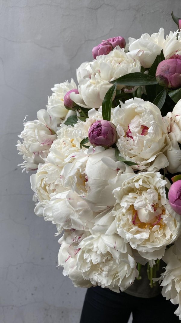 букет белых пионов