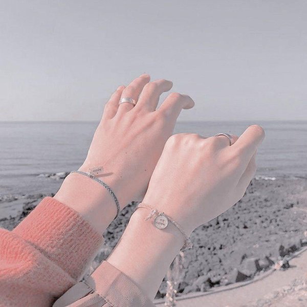 руки влюбленных