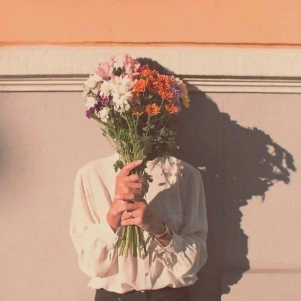 человек в цветах