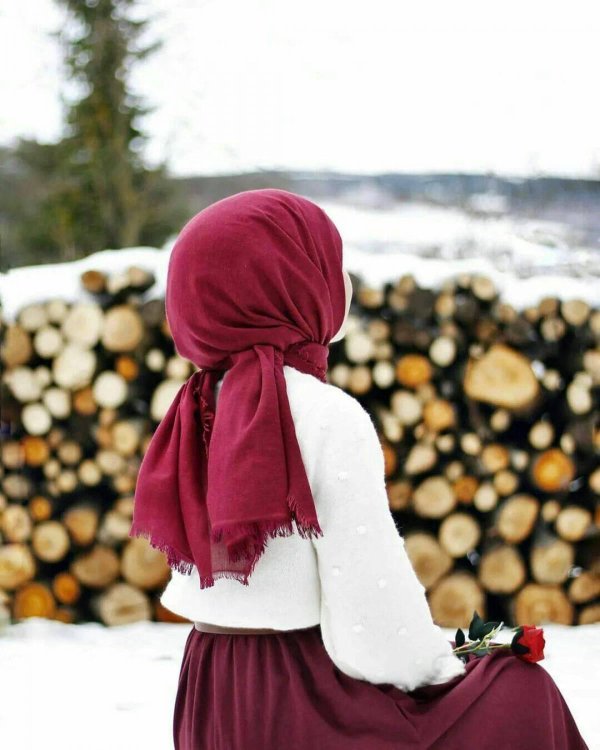 мусульманки в платках со спины