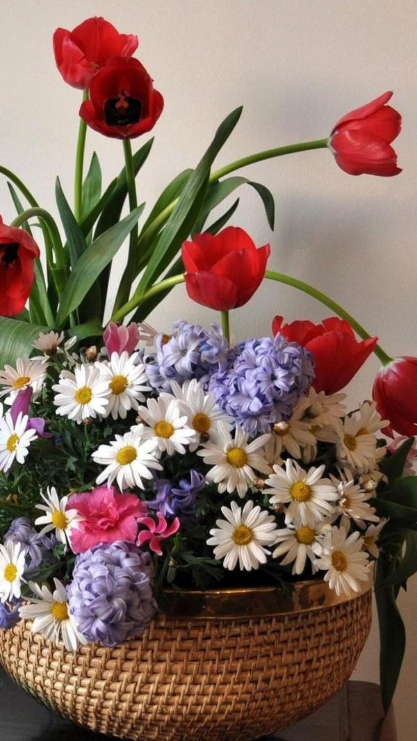 весенние цветы в корзине