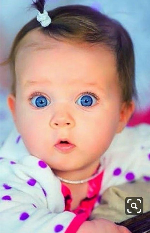 младенец с голубыми глазами