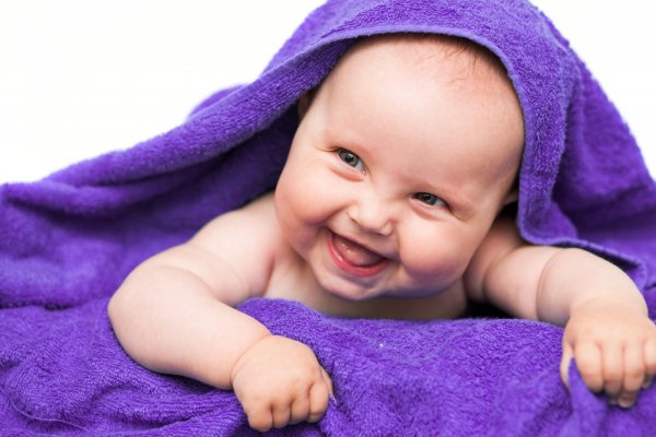 улыбающийся младенец