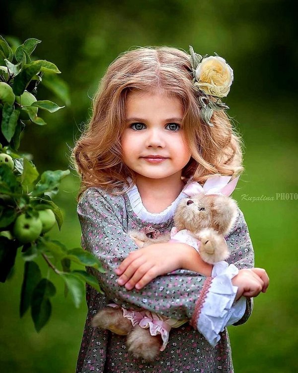 красивая маленькая девочка