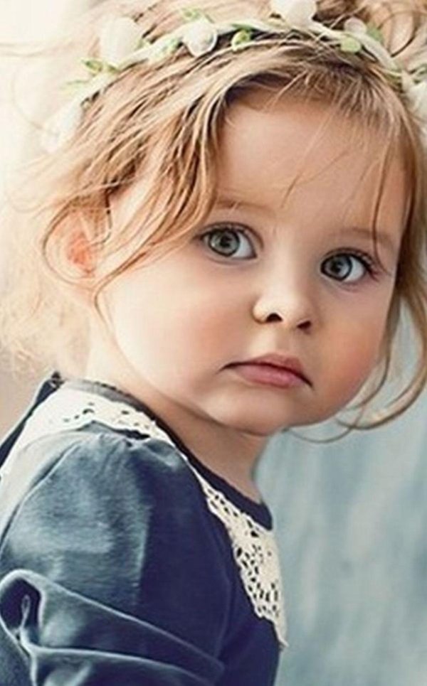 красивая маленькая девочка
