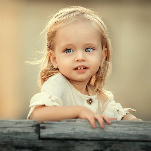 красивая маленькая девочка