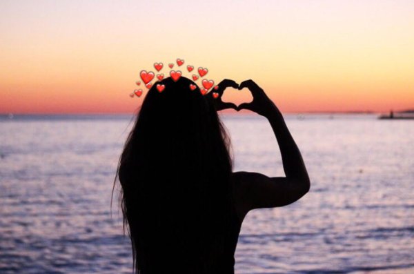 брюнетка со спины на море