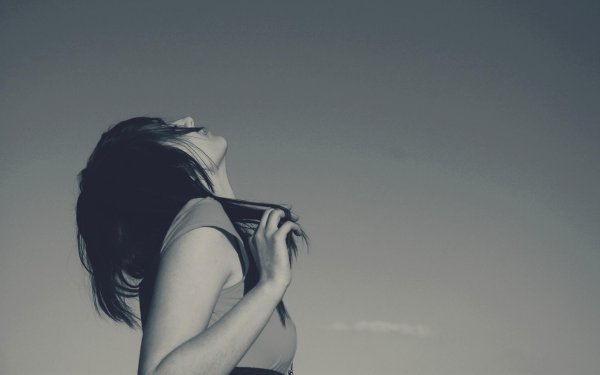 брюнетка с каре со спины