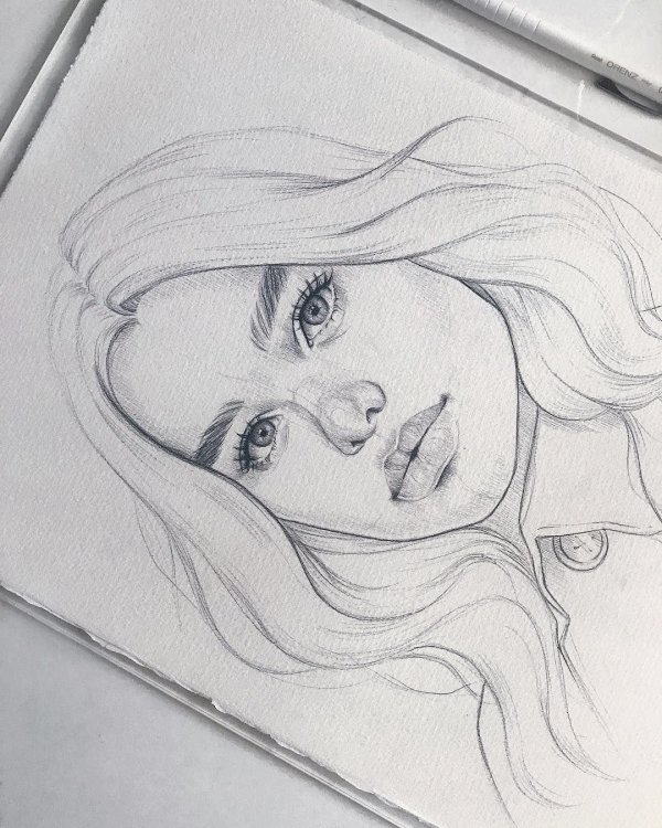 красивая девушка карандашом