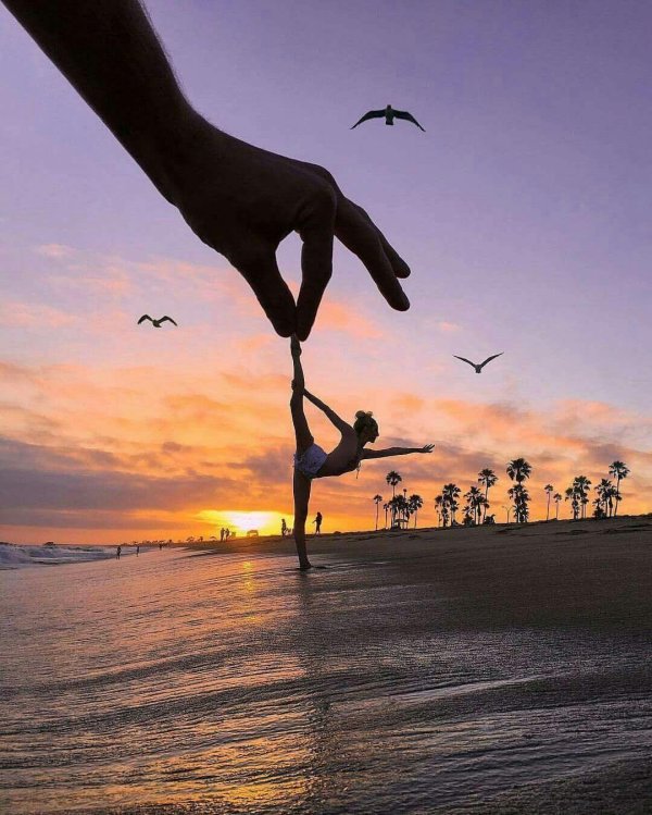 гимнастка на закате