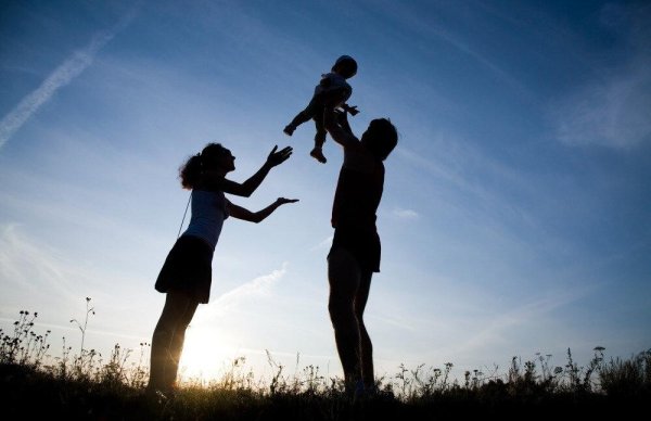 силуэт счастливой семьи