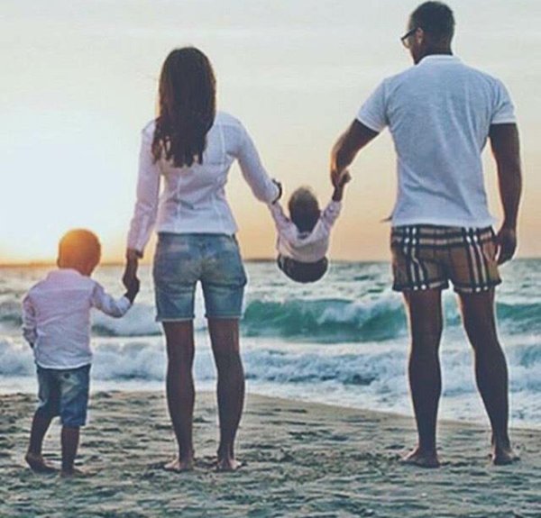 семья со спины