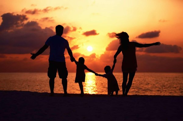 силуэт счастливой семьи