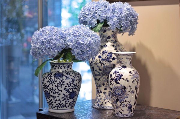 бело синие вазы