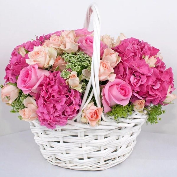 большой букет в корзине