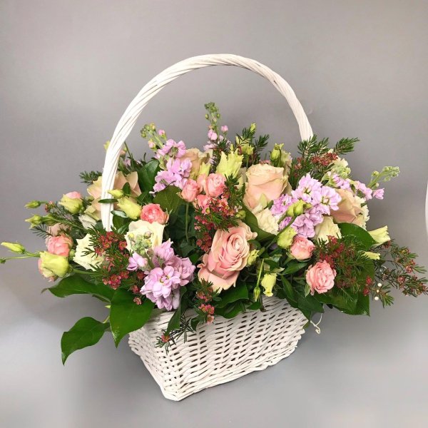 большой букет в корзине