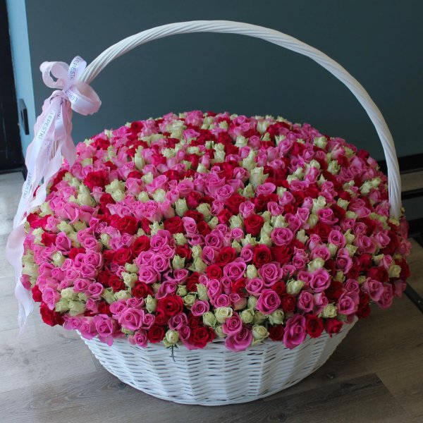 1001 роза в корзине