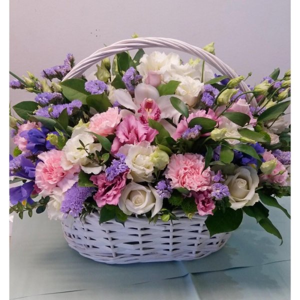 красивые цветы в корзине